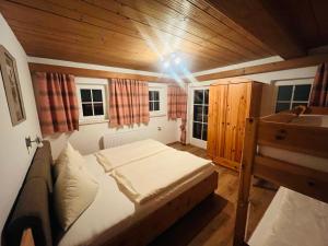 Postel nebo postele na pokoji v ubytování Arlerhof