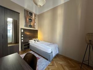 A bed or beds in a room at Hotel Brauhof Wien