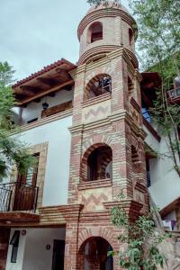 una torre de ladrillo en el lateral de un edificio en Hotel Casa Mixteca, en Huajuapan de León