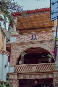 a brick building with an arch in the middle at Hotel Casa Mixteca in Huajuapan de León