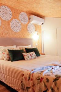 1 dormitorio con 1 cama grande en una habitación en Villa Garcia, en Terras de Bouro