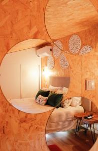 Habitación con cama con espejo redondo en Villa Garcia, en Terras de Bouro