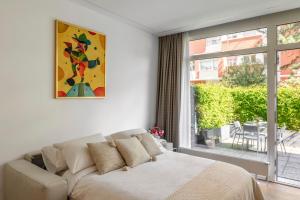 Voodi või voodid majutusasutuse Lake Modern Suites - Free Parking toas