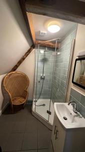La salle de bains est pourvue d'une douche et d'un lavabo. dans l'établissement The Holford Arms, à Tetbury