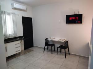 TV a/nebo společenská místnost v ubytování Xavi Studio - Proximo ao Boulevard Shopping, Av Nacoes Unidas e Nuno de Assis.