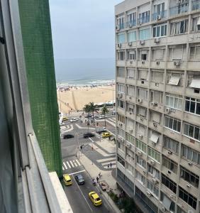 desde una ventana de un edificio y una calle en Apartamento quadra da praia, en Río de Janeiro