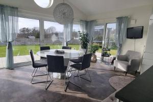 uma sala de estar com uma mesa branca e cadeiras em Uthyres endast till barnfamiljer em Gullbrandstorp