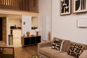 uma sala de estar com um sofá e uma cozinha em Tinyhouse Experience in Beaujolais em Villefranche-sur-Saône