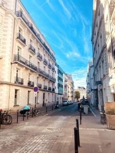 an empty street in a city with buildings at Le Viarm'Élite in Nantes