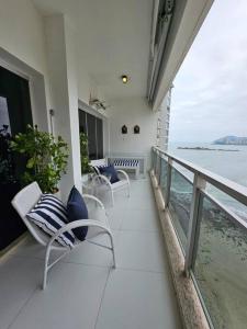 Balkón nebo terasa v ubytování PÉ na Areia com Jacuzzi e Vista Incrível Para MAR!