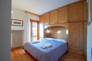 - une chambre avec un lit et 2 serviettes dans l'établissement Piano Terra con Giardino - 5 minuti da Asiago, à Camporovere