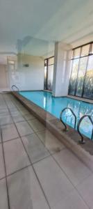 an empty swimming pool in a large building at Apartamento cerca Mall Alto las Condes in Santiago