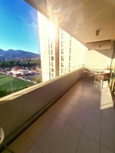 - Balcón con mesa y sillas en un edificio en Apartamento cerca Mall Alto las Condes en Santiago