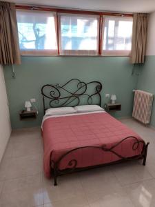 Posteľ alebo postele v izbe v ubytovaní TERRACE HOUSE appartamento mq 80 adiacente ospedale e clinica