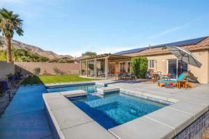 un patio trasero con piscina y una casa en Palm Springs Home Mountain Views, Near Downtown!, en Palm Springs