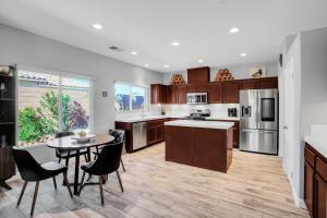 een keuken met een tafel en stoelen en een eetkamer bij Palm Springs Home with Mtn Views about 3 Mi to Dtwn in Palm Springs