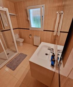a bathroom with a sink and a shower and a toilet at Chalet acogedor en La Mora in Tarragona +25 photos