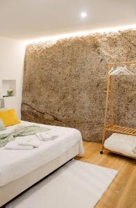 1 dormitorio con 2 camas y escalera de madera en Villa Garcia, en Terras de Bouro
