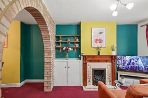 an archway in a living room with a fireplace at Beautiful 2 bedroom house Free Parking, Aylesbury, Adrenham st in Buckinghamshire