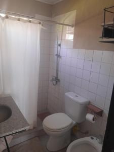 een witte badkamer met een toilet en een wastafel bij La Angelita in San Andrés de Giles