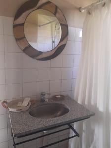 een badkamer met een wastafel en een spiegel bij La Angelita in San Andrés de Giles