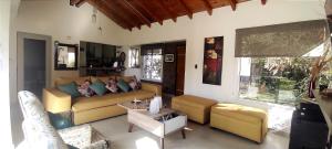 een woonkamer met een bank en een tafel bij Oasis de Paz Natural in Ciudad Lujan de Cuyo