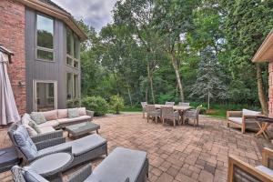 eine Terrasse mit einem Sofa, einem Tisch und Stühlen in der Unterkunft Spacious and Secluded Madison Home Near Dtwn! in Madison