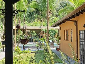 ein Haus mit einem Garten mit einer Schaukel in der Unterkunft Hostel Txai Juquehy Suítes in Juquei