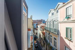 リスボンにあるLisbon City Balconyの二棟の間の路地の眺め