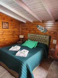 Un dormitorio con una cama con dos toallas encima. en LA MATERA Suites, en Costa del Este