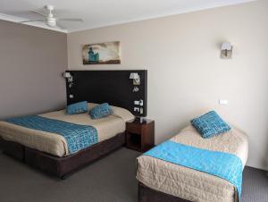 a room with two beds in a room at Australian Homestead Motor Lodge in Wagga Wagga