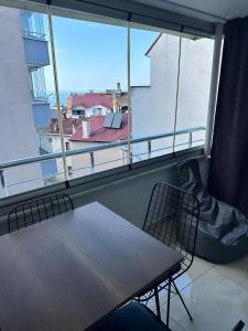 een tafel en twee stoelen voor een raam bij Meydan Suite Apartments in Trabzon