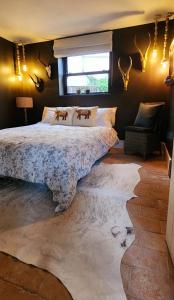 切爾滕納姆的住宿－La Casa Rossa - free parking，一间卧室设有一张大床和一个窗户。