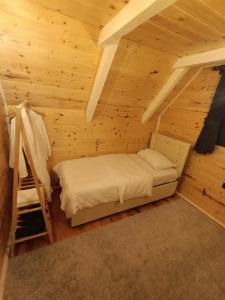 a room with a bed in a log cabin at LEROZ BUNGALOV in Cayeli