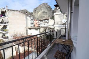 a balcony with a view of the table mountain at LA CASA DE PROFESOR 5 in Kalabaka