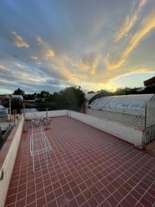 techo con suelo de baldosa roja en un edificio en Silvia en Mendoza