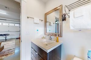 een badkamer met een wastafel en een spiegel bij Rehoboth Beach - 35526 Dry Brook Dr Unit C in Rehoboth Beach