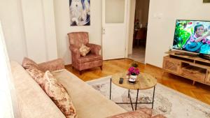 uma sala de estar com um sofá e uma televisão em Sweet flat istanbul em Istambul