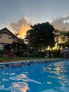 une grande piscine en face d'une maison dans l'établissement Pousada Vilagio Chapada, à Chapada dos Guimarães