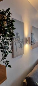 Habitación con una foto de palmeras en la pared en Apartment with sea view close to dunes of playa del ingles en San Bartolomé