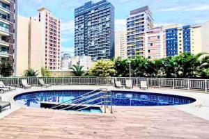 een zwembad in een stad met hoge gebouwen bij 1709 - Rentaqui Apartamento Comfort Bela Vista in Sao Paulo