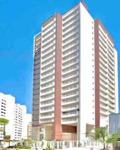 een hoog rood-wit gebouw in een stad bij 1709 - Rentaqui Apartamento Comfort Bela Vista in Sao Paulo