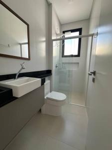 Um banheiro em Apartamento - Temporada Praia de Palmas