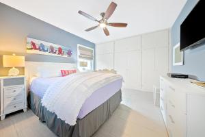 1 dormitorio con 1 cama y ventilador de techo en La Jolla Cottage en San Diego