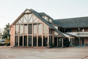 ナコドチェスにあるVictorian Inn & Suitesの駐車場の大きな窓がある建物 +8枚の写真