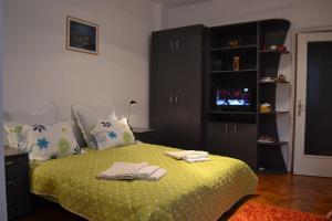 1 dormitorio con 1 cama con toallas en Victoria Studio, en Bucarest