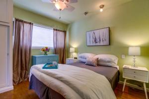 1 dormitorio con 2 camas y ventana en OB Smiths Cottage By The Beach en San Diego