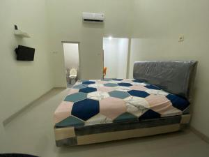 ein Schlafzimmer mit einem Bett in einem Zimmer in der Unterkunft The 8 House – Surabaya City Center in Surabaya