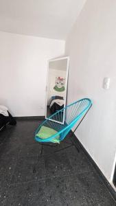 une chaise bleue assise à côté d'un mur dans l'établissement Loft ITSON: Comodidad + Asador, à Ciudad Obregón