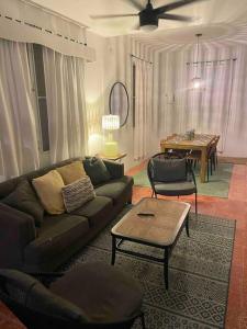 - un salon avec un canapé et une table dans l'établissement Casa Escaleras, à Rincon